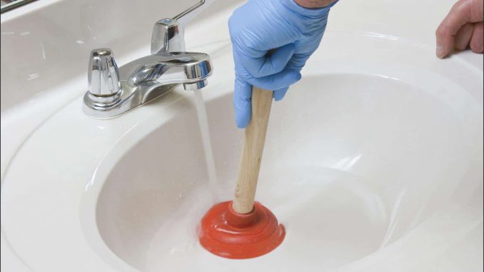 5 conseils pour déboucher une canalisation de lavabo de salle de bain